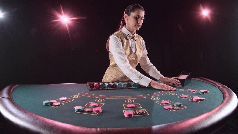 Trong lĩnh vực Casino, Dealer chính là người có nhiệm vụ chia bài sao cho thu về khoản lợi nhuận tốt nhất cho nhà cái